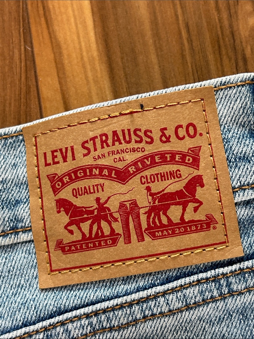 Like New Levi’s Wedgie Straight Jeans - Picture 5 of 8